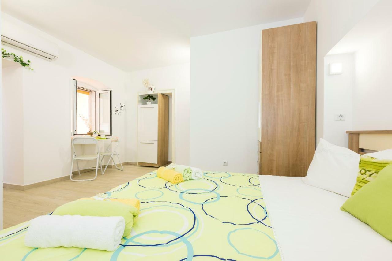Apartments And Rooms Roberto B. Valun Exterior foto