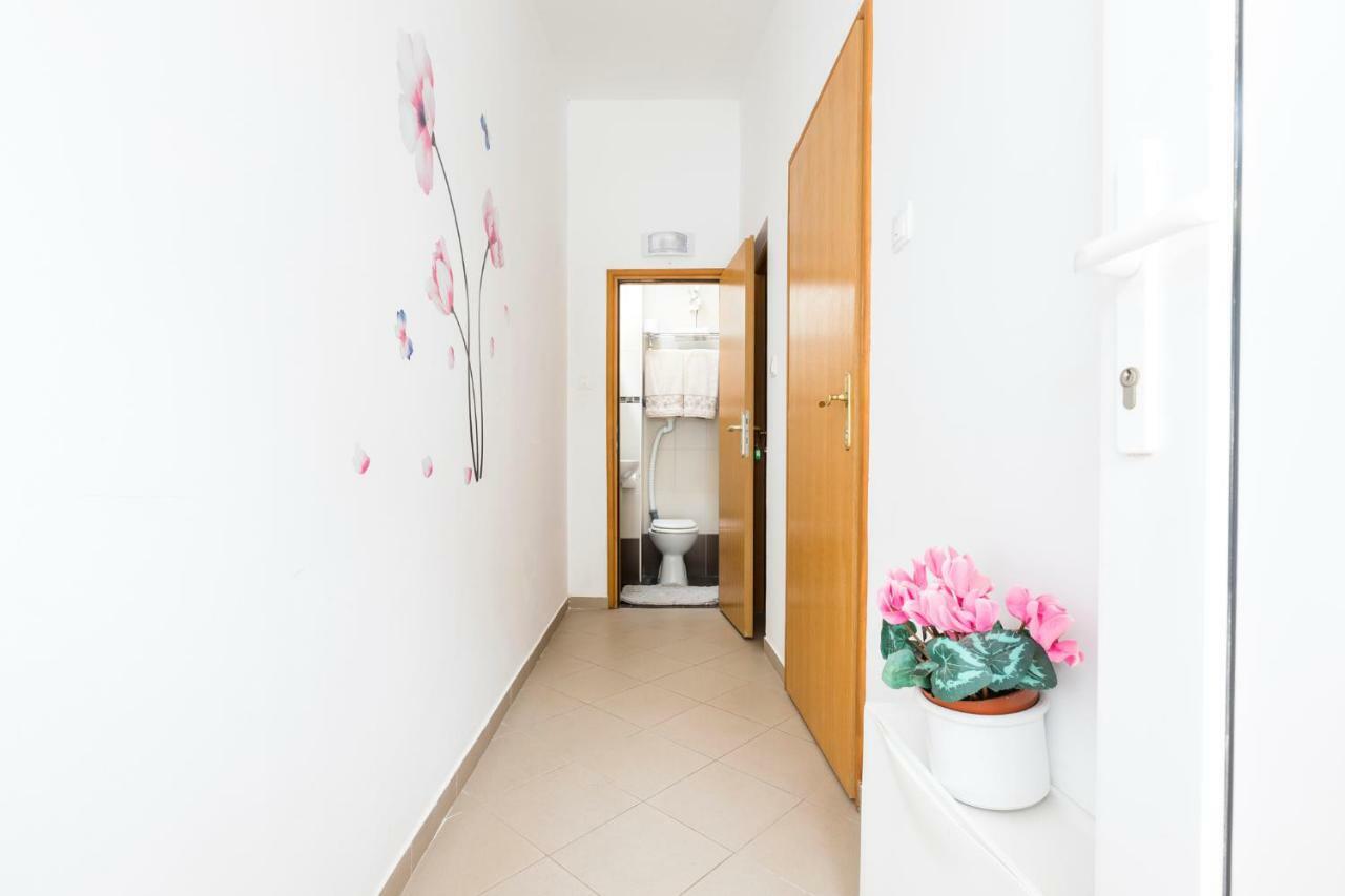 Apartments And Rooms Roberto B. Valun Exterior foto
